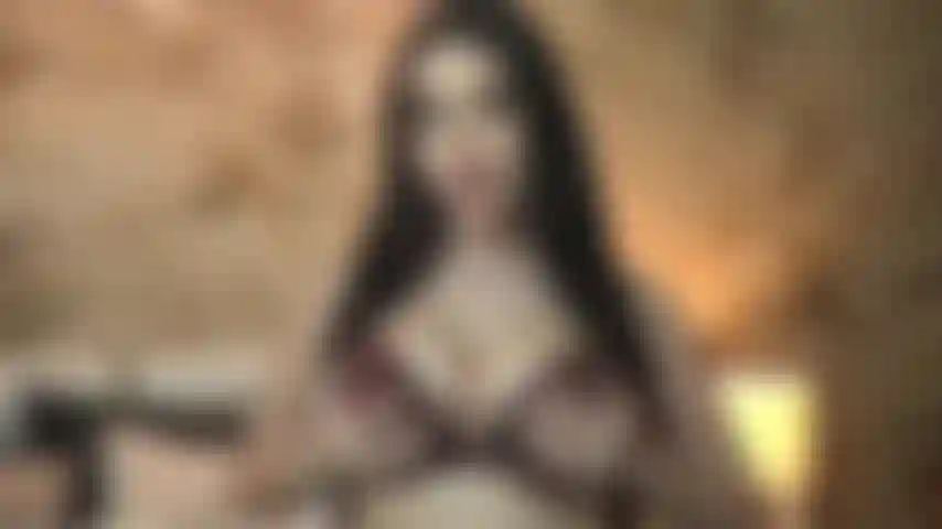 Sous le charme de mes seins naturels parfaits.