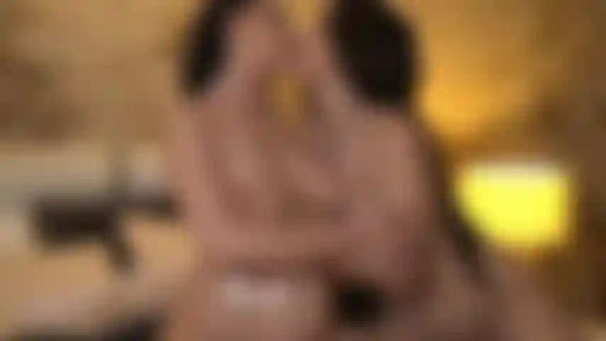 Une fille sur une fille : regardez-moi et selennenoir verser de l'huile sur nos corps magnifiques et ciselez jusqu'à ce qu'elle me fasse jouir deux fois sur sa chatte humide !