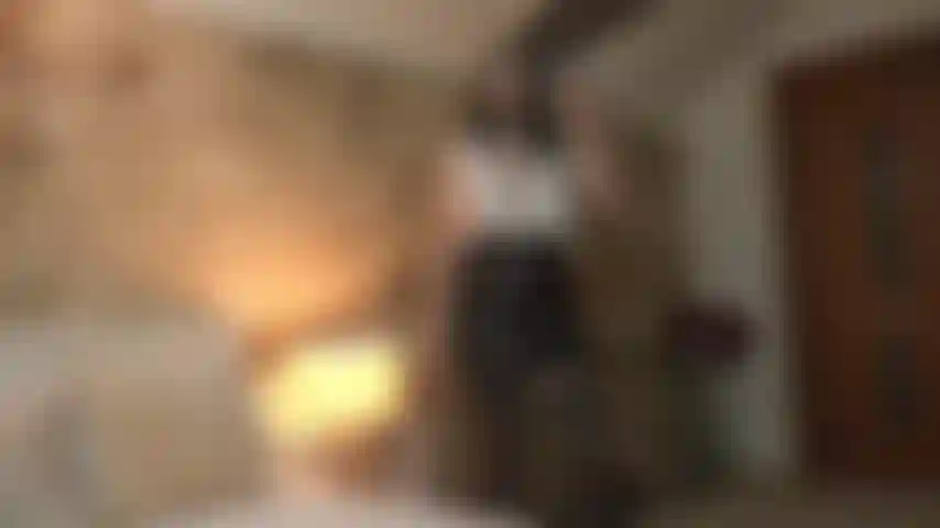 Découvrant un de mes employés rampant autour de toutes les belles femmes de l'entreprise et le transformant en mon serviteur en guise de punition.