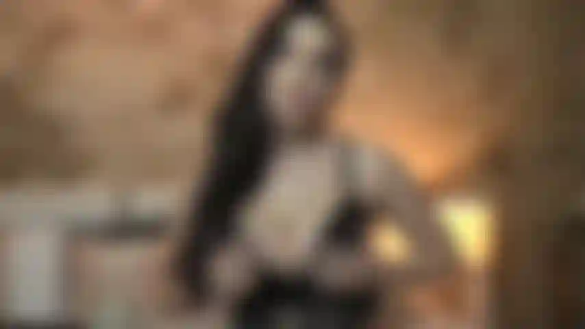 Expliquez-vous comment branler votre bite lancinante pendant que vous reniflez et inspirez de mes seins.