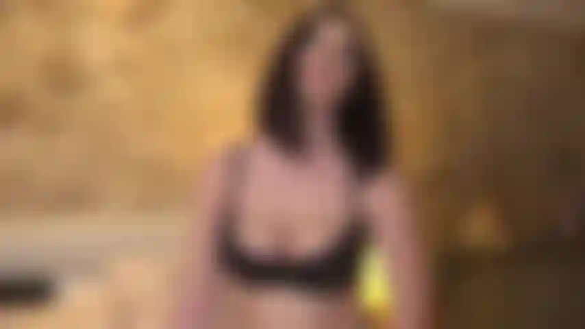 Être au-dessus de toi me fait perdre le contrôle et te chevaucher comme une maniaque, alors que mes seins rebondissent partout, pense que ça t'excite encore plus fort. Ta bite implore mon attention et mon sperme!