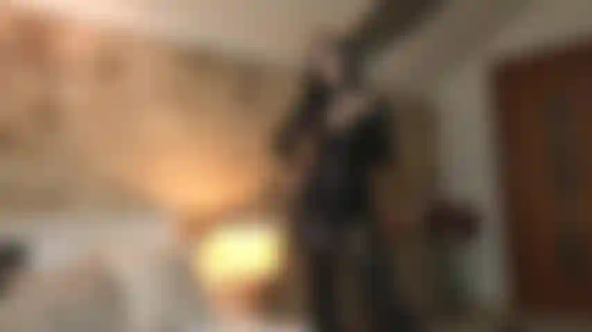 Instruisant ma chienne de poule mouillée enchaînée comment plaire à ces deux puissants bbc! Ouvre la bouche et prends leurs bites profondément, bâillonne-les en les faisant jouir. Nous te donnons un sens à ta pathétique vie !