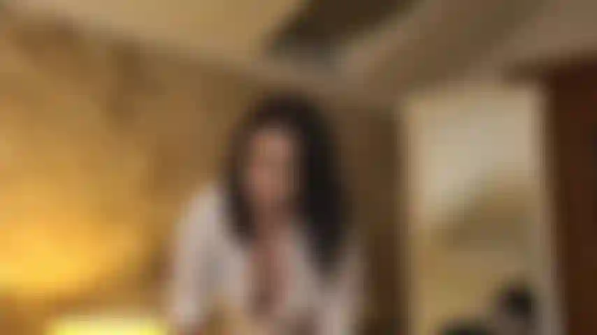 Secrétaire sexy prenant le contrôle de la bite du patron avec ses gros seins et ses lèvres pulpeuses ! Devinez qui sera l'employée du mois ?