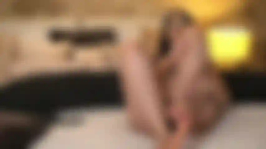 Arrête de rêver de mes pieds lisses et sens-les sur ta bite palpitante ! Je n'arrêterai pas de le taquiner jusqu'à ce que je sente des tonnes de sperme chaud couler sur mes orteils parfaits !