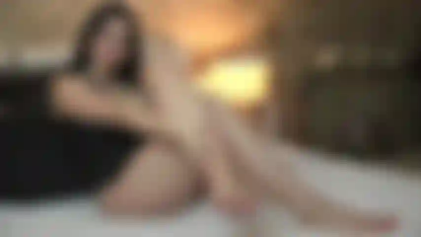 Mes orteils pédicurés rouges et mes semelles arquées sont vénérées par un accro aux pieds !