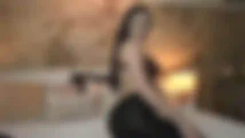 Je te taquine avec mon cul tout en courbes jusqu'à l'apogée.