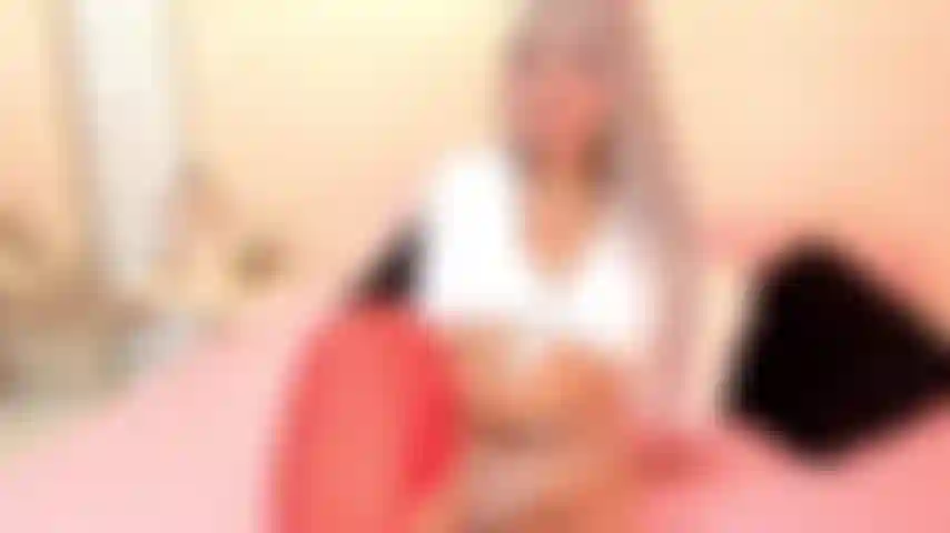 Un pied coquin qui taquine ta grosse bite dure et chaude !