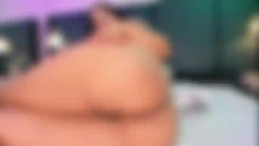 De l'huile sur mes seins, un plug dans mon cul, j'attends ton attention.