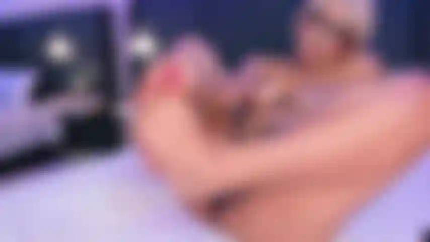 Je me branle sur mes orteils pendant que je jouis sur mon jouet.