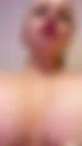 Tu aimes voir la salive couler sur mes tétons durs.