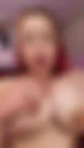 La salive coule sur mes gros seins.