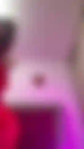 Coquine au cul rouge qui tremble et se doigte.