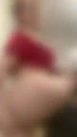 Fessée au cul rond et chatte mouillée dégoulinante.