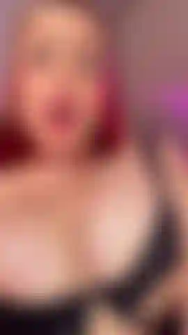 Les seins pleins d'huile avec une bite entre les deux.