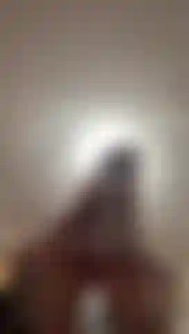 Je m'assois sur toi en utilisant ma chaise transparente.