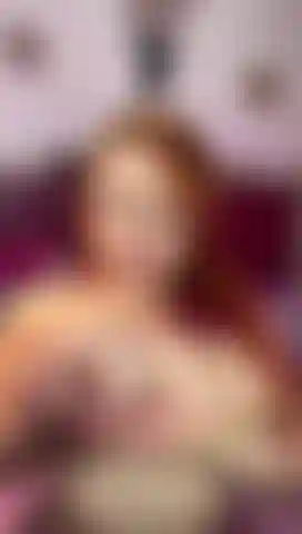 Je joue avec des glaçons dans ma chatte et sur mes seins pour que tu me voies juteuse.