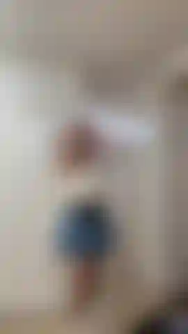 J'aime porter une jupe et des bas sans culotte, ma chatte a besoin que tu me prennes.