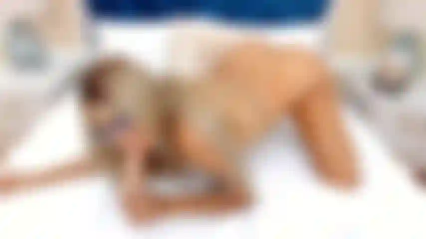 Viens voir comment je suce cette bite et te montre ma chatte humide, je veux te sucer jusqu'au bout pour te serrer puis te mettre au plus profond de moi.