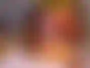 En train de sucer mon torse.