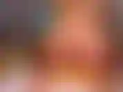 Chevauchant mon torse.