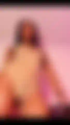 Une petite femme ébène.