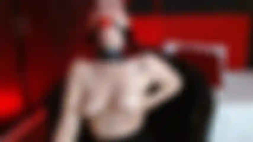 La bougie emmène mes tétons à la limite entre le plaisir et la douleur.