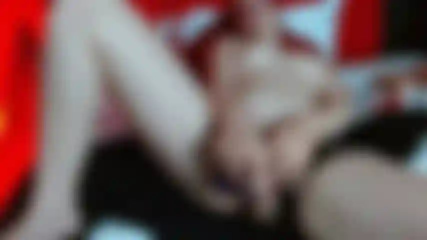 Baise ma chatte avec une fleur à pinces.