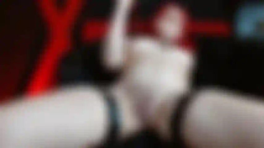 Allongée à nu, mon point le plus sensible puni par le fouet, chaque coup me laisse tremblante.