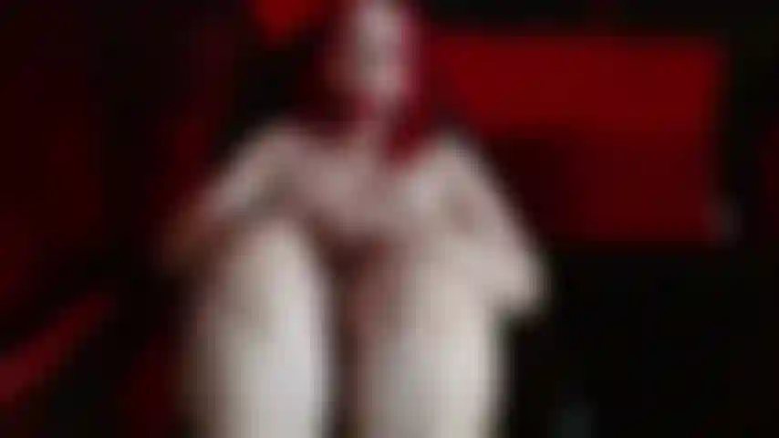 De la cire chaude sur mes seins, des pinces sur mes tétons et une boule de bâillon dans ma bouche, un pur bonheur soumis.