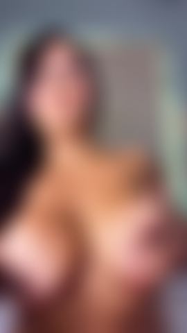 Je masse mes gros seins.