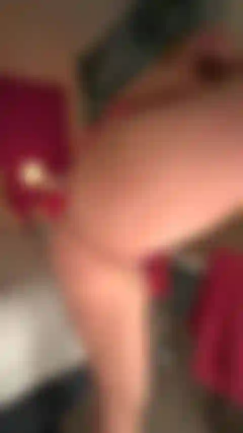 Une blonde affiche ses atouts pour vous aider à remettre votre bite debout !