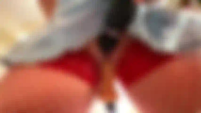 Vue de face, hitachi sur le clitoris, jupe relevée, bas rouges, orgasme, machine à baiser avec un gode, chatte crémeuse et sale.