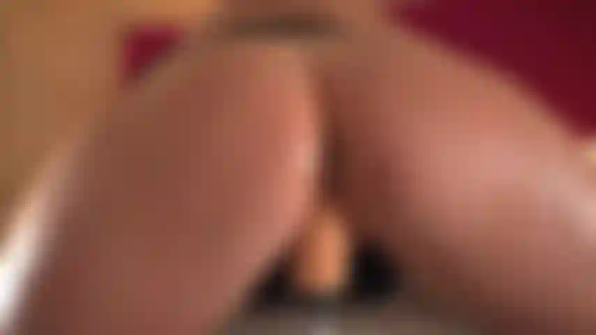 Baise un gode robot de 8 pouces et une chatte dégoulinante de jus se terminant par une chatte sur le visage avec des lèvres pendantes pour que vous puissiez admirer le désordre que vous avez fait.