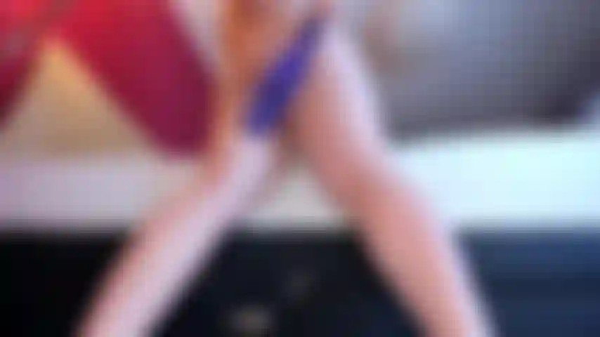 Un plug anal dans le cul et une cow-girl inversée qui rebondit sur ton coco, un cul rouge qui claque.