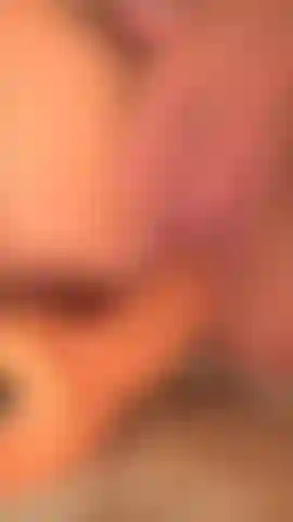 Vidéo verticale en gros plan éjacule sur une énorme machine à baiser avec un gode.