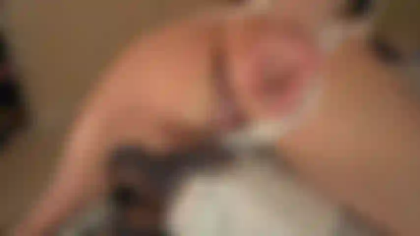 4 K - prenant de la bbc dans la chatte comme une bonne fille et la crémant partout penchée, culotte blanche sur le côté.