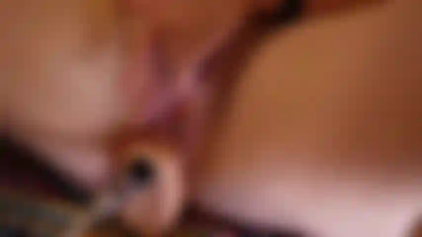 Super trempée sur une machine à baiser en gros plan, de grosses lèvres de chatte embrassant la bite.