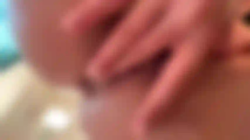 Les gros lèvres de sa chatte se doigtent rapidement et toute l'humidité sort.