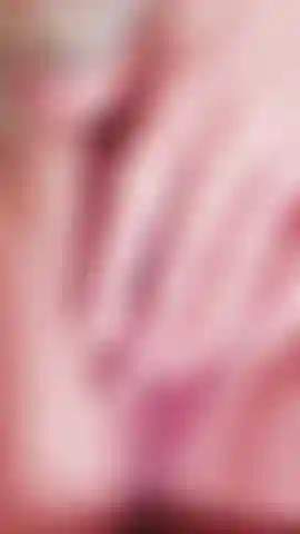 Vidéo verticale en gros plan sur une chatte juteuse et giflant et frottant le clitoris et tellement mouillé ! J'y mets 2 doigts et ça gicle.