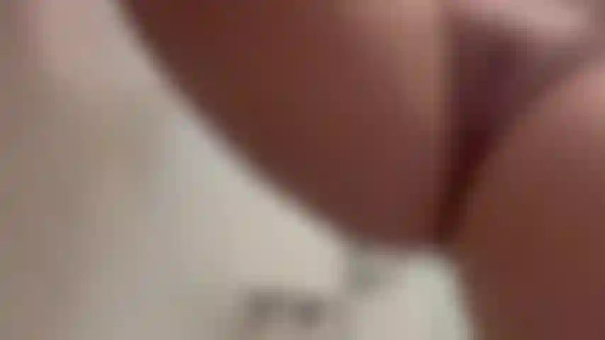 Douche petite allumeuse, grosse chatte rasée, grandes lèvres de sa chatte frottant.