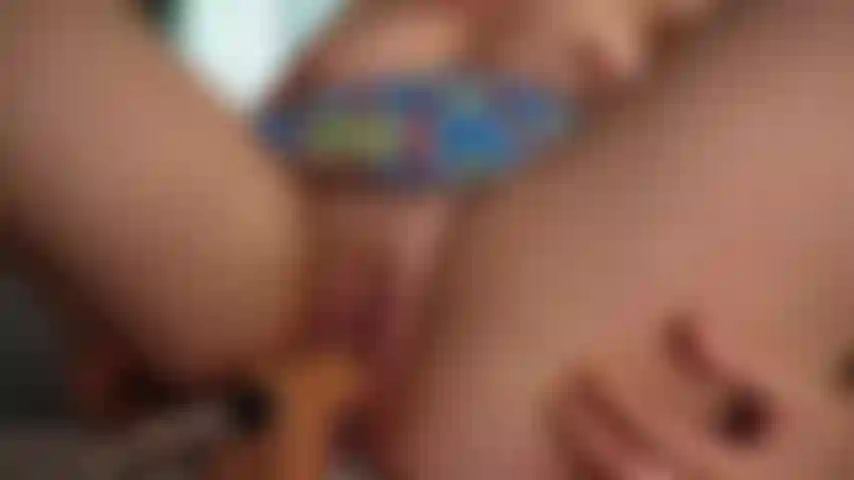 Une machine à baiser qui martèle les grosses lèvres de sa chatte et sa chatte crémeuse.