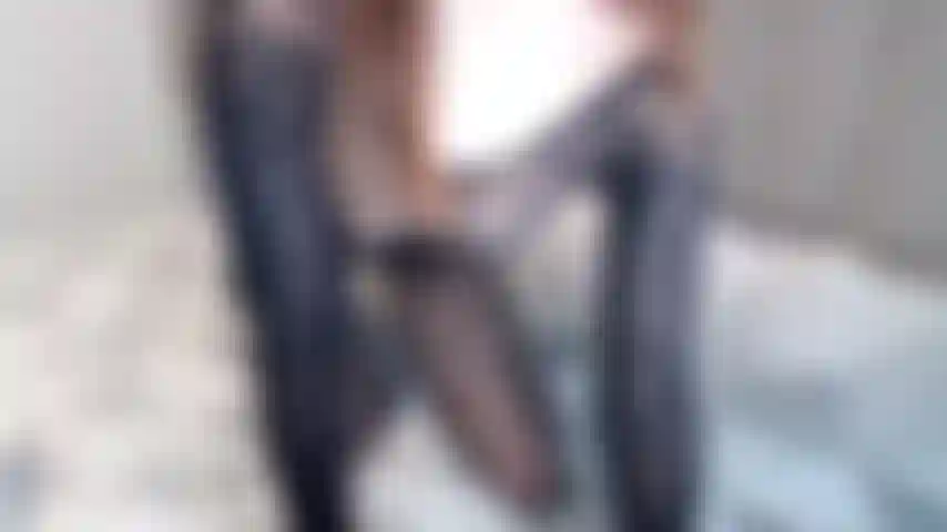 Exhibant mes seins, mon cul et ma chatte...