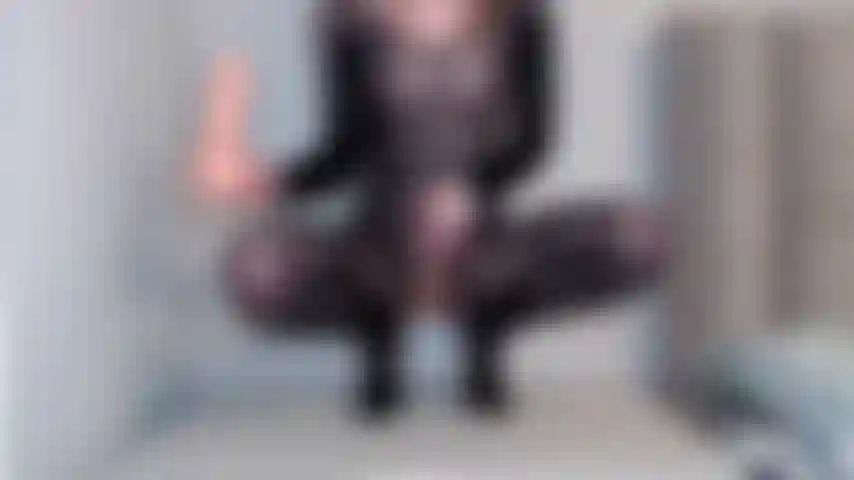 Je chevauche mon très gros gode et je mouille très très ! Regarde-moi jouir si fort xx.