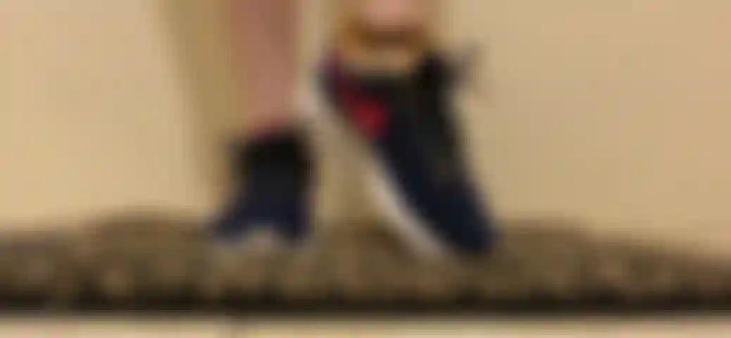 Vous avez demandé à sentir mes chaussettes – enlevez-les pour moi ! Trim.183636 E9-8189-4eef-bce8-a7862796df14.