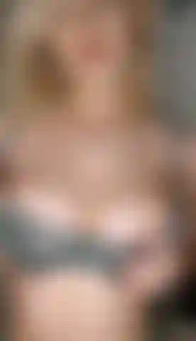 Une stimulation des mamelons et une branlette espagnole.