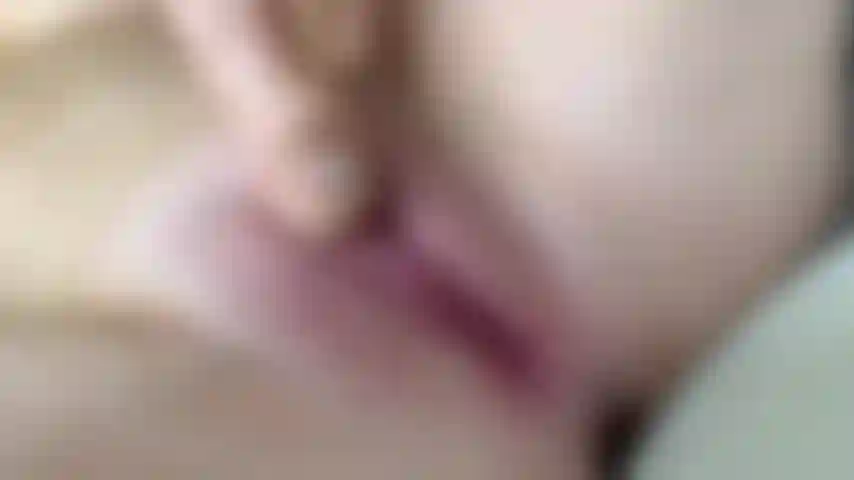 Chatte en gros plan avec un gode réaliste.