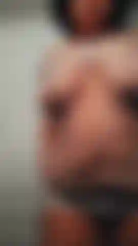 Allonge-toi et laisse-moi rebondir sur cette bite.