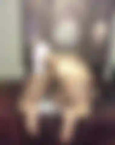 Dp avec une queue remuant le plug anal et un énorme orgasme.