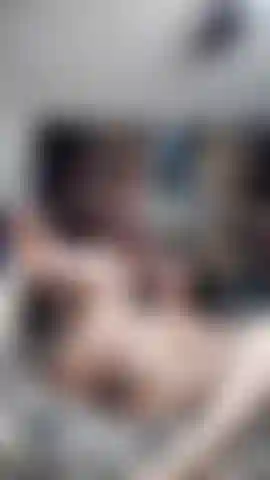 Remplis ma bouche jusqu'à ce qu'elle coule de mes lèvres.