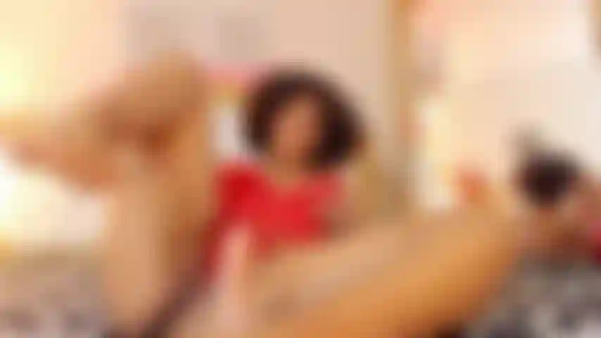 Mes pieds te font jouir dessus tandis que ta bite devient de plus en plus dure.